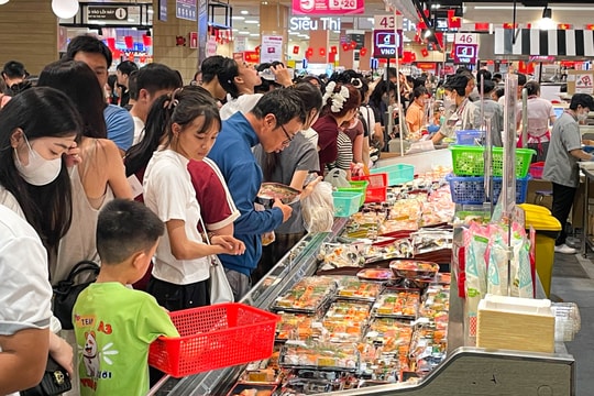Trung tâm thương mại chật cứng người mua sắm, ăn uống ngày lễ 30/4