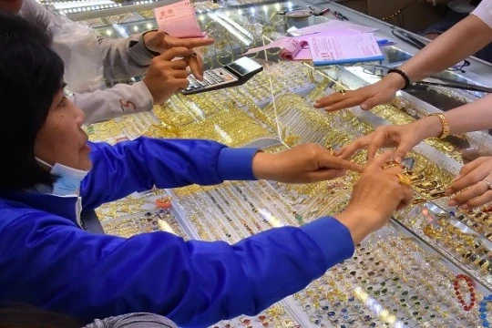 Giá vàng ngày 1/5 ổn định ở mức trên 121 triệu đồng/lượng, thế giới tiếp đà giảm nhẹ