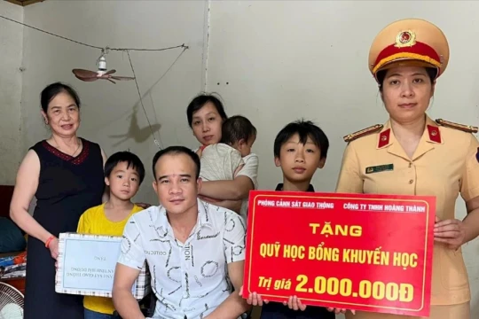 CSGT Hải Dương trao học bổng khuyến học cho học sinh có hoàn cảnh khó khăn