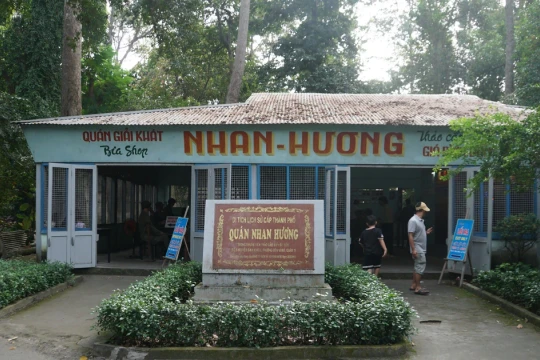 Quán biệt động trong lòng Thảo Cầm Viên