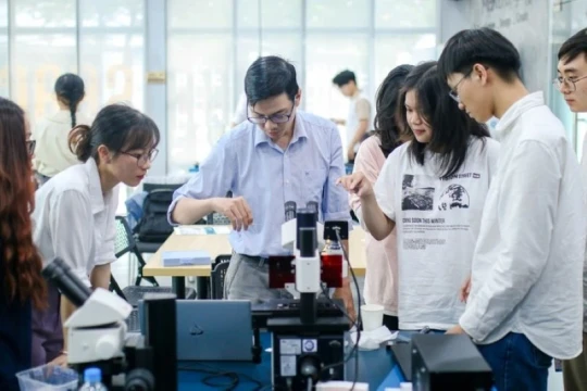 Trải 'thảm đỏ' thu hút giảng viên