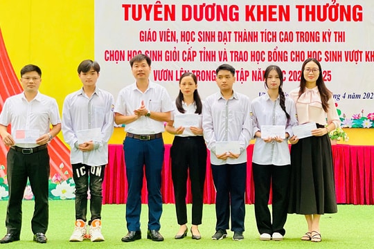 Nam sinh chăm mẹ bị liệt giành giải nhất Vật lý