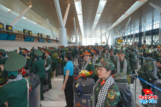 Cảnh tượng hiếm có ở sân bay Tân Sơn Nhất: Một màu xanh đồng loạt khiến ai cũng ngoái nhìn!