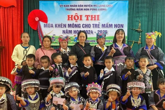 Giữ nét đẹp văn hóa với trang phục truyền thống địa phương trong trường học