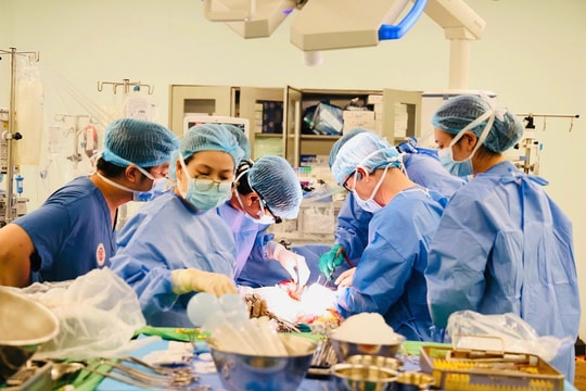 Bác sĩ vượt mưa gió hàng trăm ki-lô-mét, "chạy đua" cứu sống 3 người bệnh