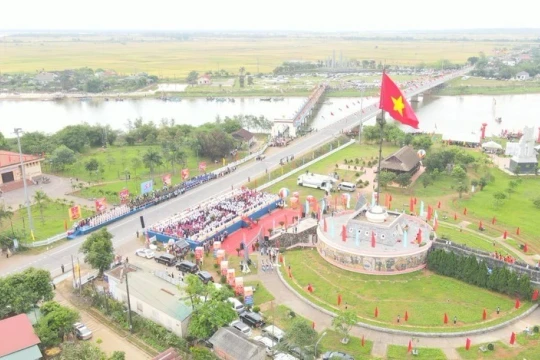 Đứng lên từ khói lửa