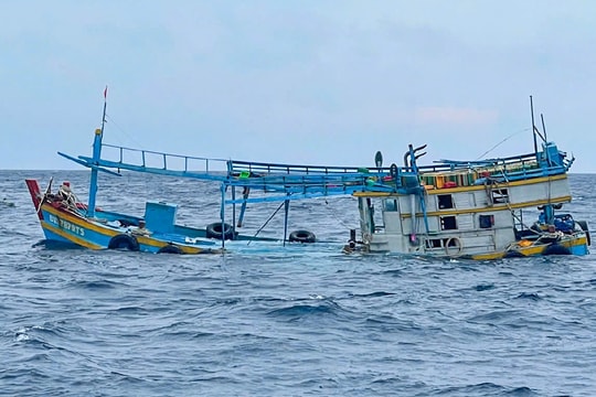 Tàu chở 10 người bị tông chìm trên biển Côn đảo