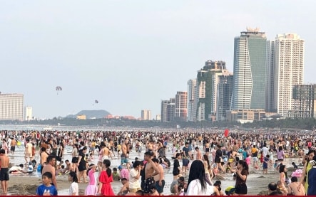 Biển người ở các bãi tắm Đà Nẵng và phố cổ Hội An dịp lễ 30/4-1/5