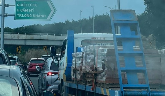 Từ chiều 3/5, đường cao tốc Phan Thiết-Dầu Giây, TP HCM-Long Thành-Dầu Giây quá tải nghiêm trọng