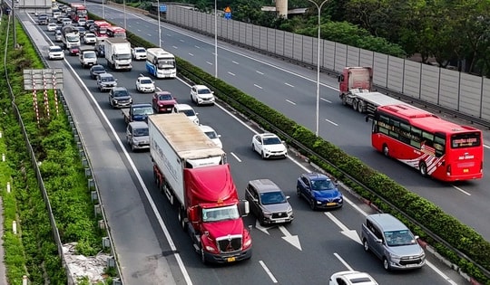 Chưa hết ngày nghỉ lễ, xe ô tô đã ùn ùn trở về Hà Nội, các cửa ngõ thủ đô tắc nghẽn hàng km