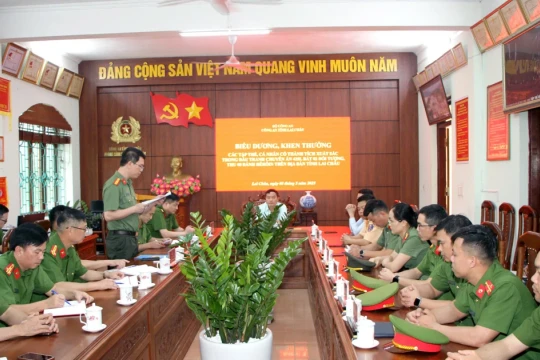 Lai Châu khen thưởng lực lượng phá chuyên án buôn bán 8 bánh heroin