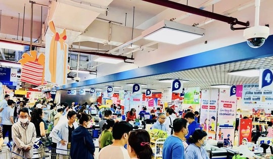 TTTM đông nghịt, hàng ăn hầu như không còn chỗ trống
