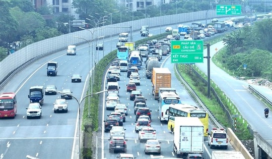 Lượng xe đổ về cửa ngõ Hà Nội và TPHCM tăng cao, có nơi 4 lần xả trạm thu phí