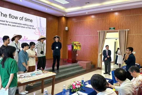Dạy học bằng ngoại ngữ: Giải quyết khó khăn 'đầu vào' cho sinh viên