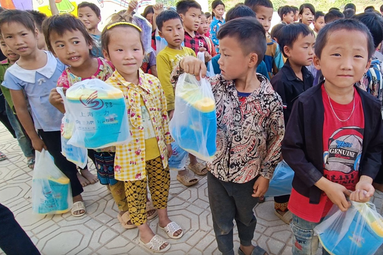 Xây nhà ăn cho học sinh trường vùng biên cương