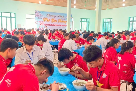 Hàng trăm bát phở '0 đồng' được trao tới tay học sinh nghèo biên giới Điện Biên