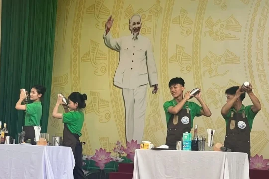 Học sinh THCS Yên Bái 'mắt thấy, tai nghe, tay chạm' để định hướng nghề nghiệp