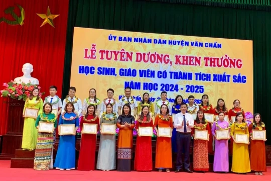 Giáo dục huyện vùng cao Yên Bái 'gặt thành tích' nhờ tăng cọ xát