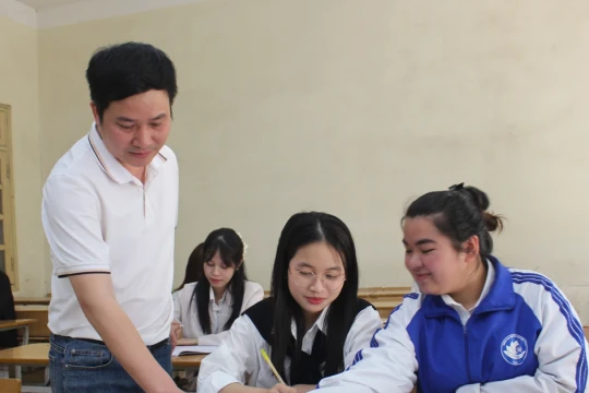 Hai nữ sinh viên Thái Nguyên xuất sắc nhận học bổng ngành Toán