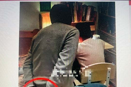 Kèm con ôn thi học kỳ 2, bố giám đốc thét lên: "Tôi điên mất!"
