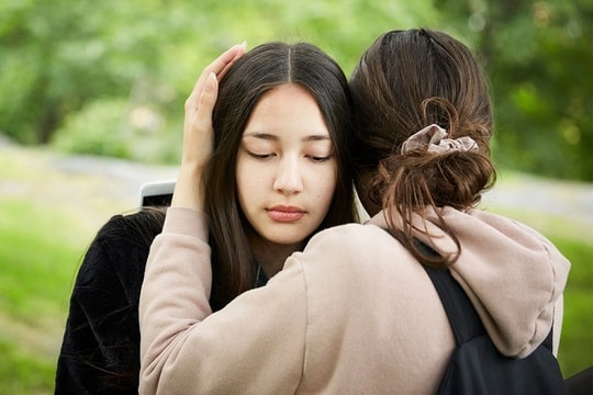 Bé gái nhanh trí nói một câu để tự cứu mình khi bị kẻ xấu tiếp cận