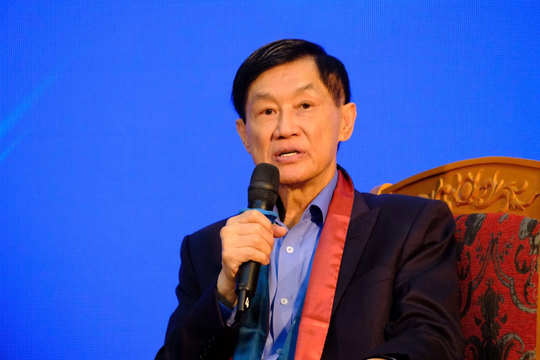 Tỷ phú Johnathan Hạnh Nguyễn nghẹn ngào trước món quà bất ngờ của sinh viên