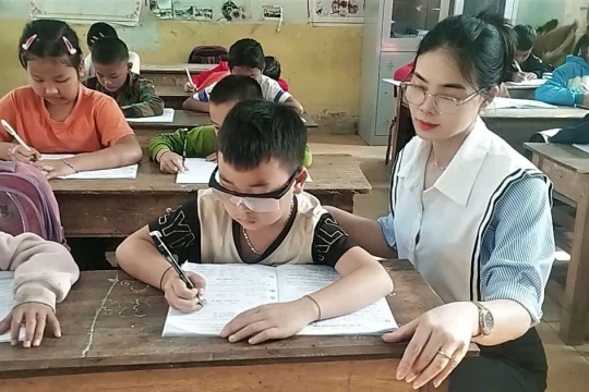 Cô giáo giúp tìm lại ánh sáng cho học trò nghèo