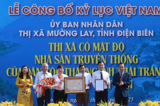 Thị xã Mường Lay xác lập Kỷ lục có mật độ nhà sàn nhiều nhất Việt Nam
