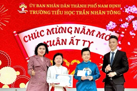 Thầy giáo Nam Định thường xuyên đứng cổng trường chào học sinh mỗi sáng