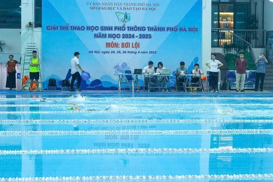 Tình huống chênh nhau 0,01 giây gây tranh cãi trong giải bơi của học sinh Hà Nội