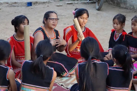Hai nữ sinh số hóa làn điệu dân ca Cheo