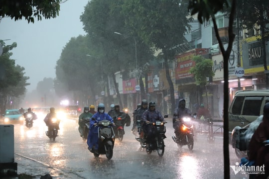 TPHCM bất ngờ mưa lớn kèm sấm sét vào sáng sớm, đường ngập như sông