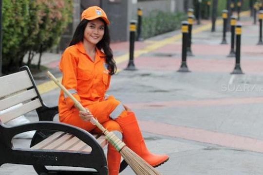 Jakarta, Indonesia Nhiều cử nhân đại học cạnh tranh suất xin làm công nhân vệ sinh