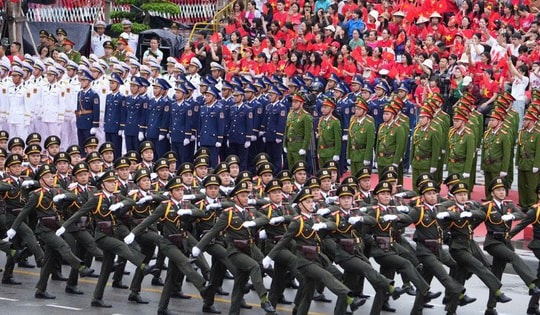 Hàng vạn người đội mưa tham gia diễu hành chào mừng 70 năm Ngày giải phóng Hải Phòng