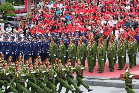 Hàng vạn người tham gia diễu hành chào mừng 70 năm Ngày giải phóng Hải Phòng