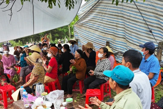 Ô nhiễm kéo dài, dân chặn xe vào khu xử lý rác thải