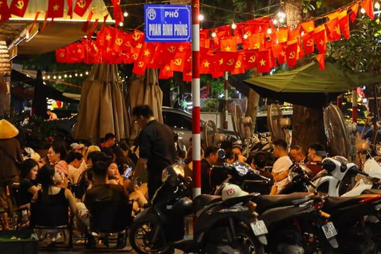 Hà Nội vào cao điểm nắng nóng, quán giải khát chật như nêm
