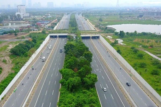 Phân luồng phục vụ thi công nút giao Vành đai 3,5 với Đại lộ Thăng Long