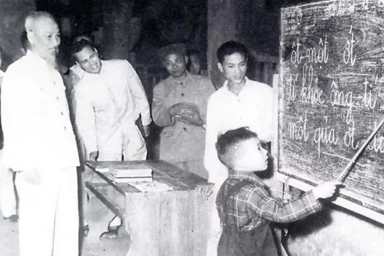 Giáo dục trong sự nghiệp xây dựng và bảo vệ Tổ quốc theo tư tưởng Hồ Chí Minh