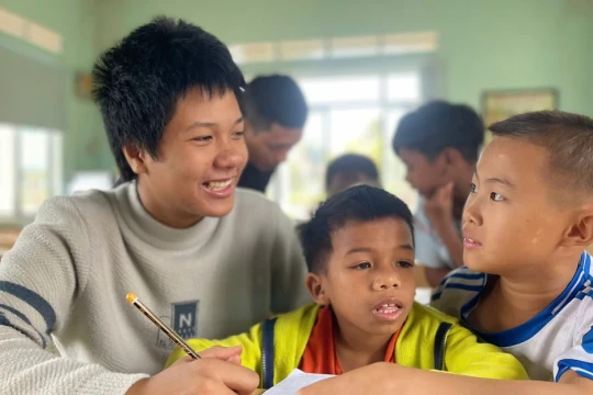 'Thầy giáo nhí' và lớp học tiếng Anh miễn phí