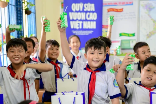 Vinamilk- Quỹ sữa Vươn cao VN năm 18 mang nửa triệu hộp sữa đến với trẻ khó khăn
