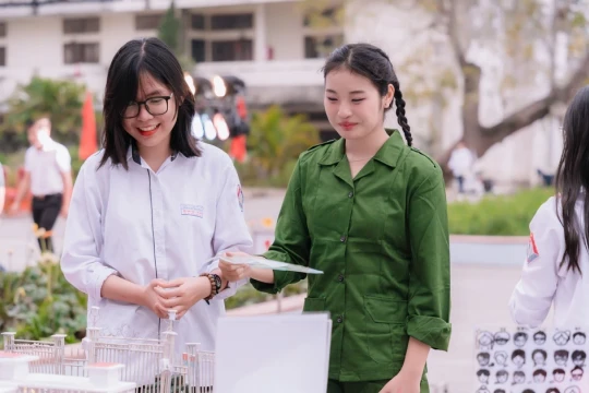 Trường học bộn bề công việc cuối năm: Vừa lo đầu ra, vừa chăm lớp dưới