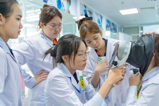 Nghề làm đẹp: Đừng học lỏm rồi... mở lớp