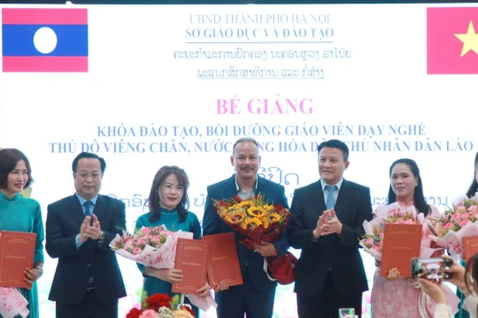 Giáo viên Lào đến Hà Nội học nghề nấu ăn, thiết kế đồ họa, tạo mẫu tóc