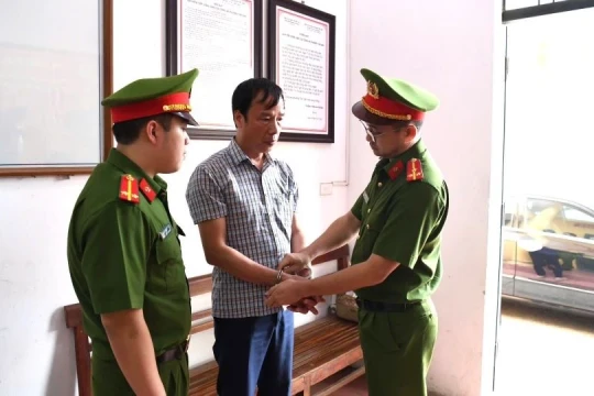 Công an tỉnh Phú Thọ bắt khẩn cấp chủ tịch xã liên quan khai thác đất trái phép