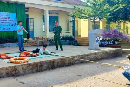 Trường học vào cuộc cản dòng nước cuốn đi tuổi thơ