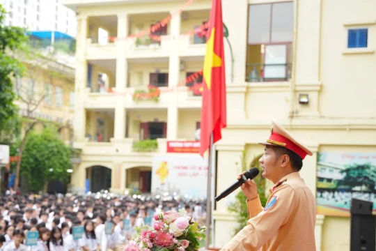 Tuyên truyền Luật Giao thông cho hơn 3.500 học sinh và giáo viên ở Hà Nội