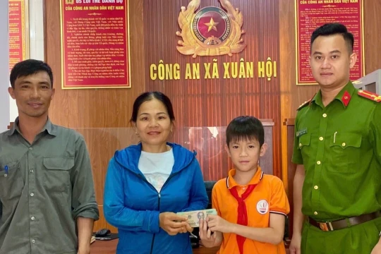 Nam sinh lớp 5 nhặt được 61 triệu mang đến công an trả lại