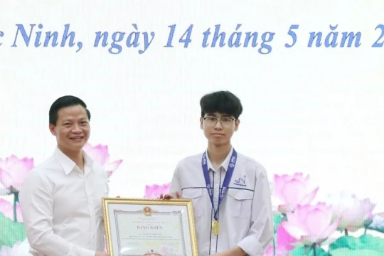 Chủ tịch tỉnh Bắc Ninh tặng Bằng khen cho học sinh giành Huy chương Vàng APhO