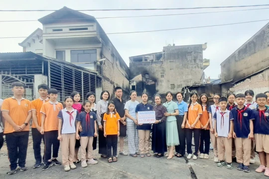 Kịp thời hỗ trợ gia đình học sinh bị cháy nhà